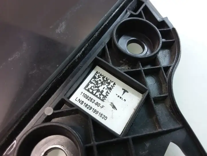 Tesla Model 3 (2017 - 2023) 110925390F Накладка порога — фото 7