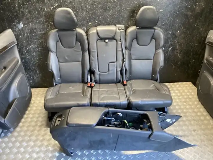Volvo XC90 (2014 - 2019) Третий ряд сидений — фото 8