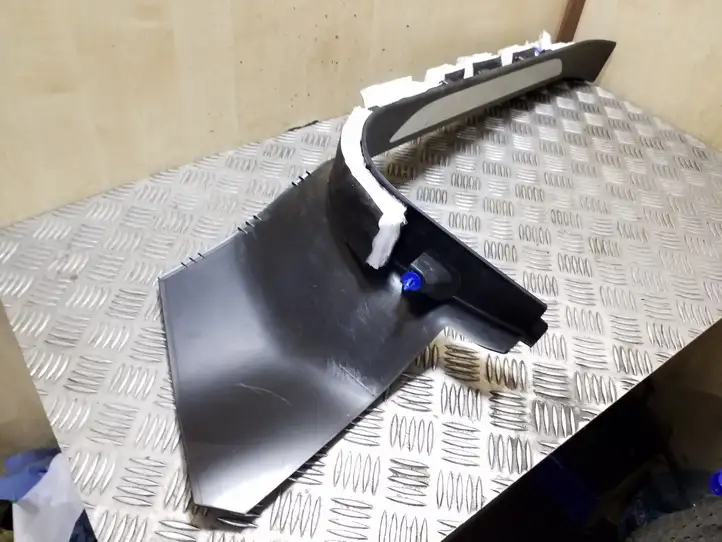 Tesla Model S (2016 - 2021) 103039400D Внутренняя отделка переднего порога — фото 2