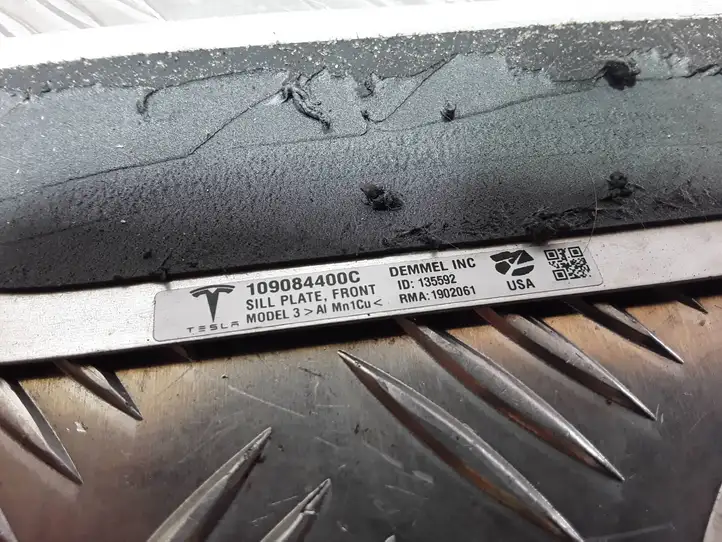 Tesla Model 3 (2017 - 2023) 109084400C Внутренняя отделка переднего порога — фото 3