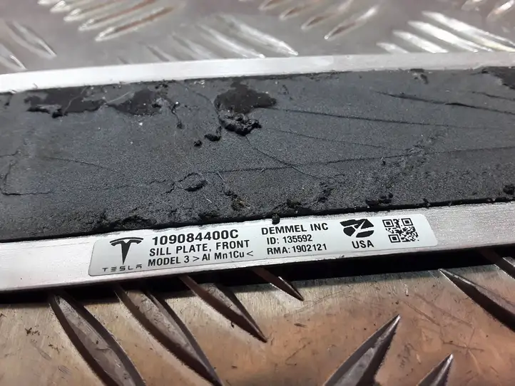 Tesla Model 3 (2017 - 2023) 109084400C Внутренняя отделка переднего порога — фото 3