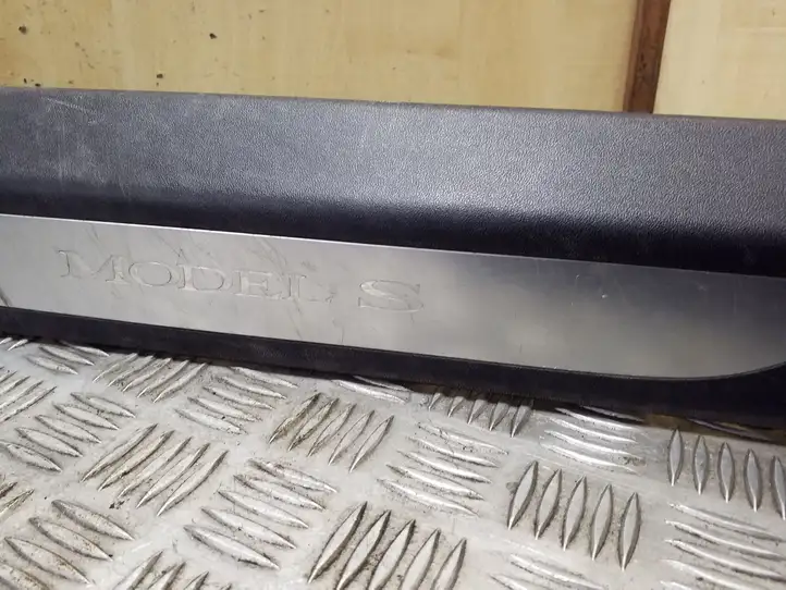 Tesla Model S (2016 - 2021)  103039300D Отделка переднего порога (внутренняя)