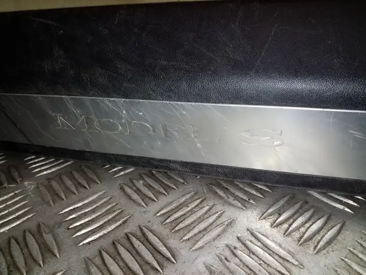 Tesla Model S (2016 - 2021)  103039300D Отделка переднего порога (внутренняя)