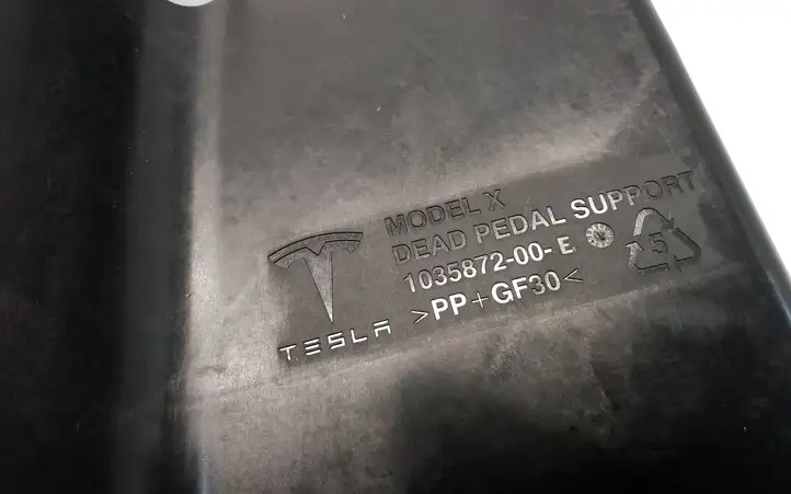 Tesla Model X (2015 - 2021) 103587200E Подставка для ноги — фото 5