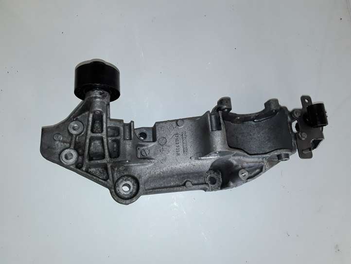 Renault Laguna (2007 - 2015)  117103703 Кронштейн генератора