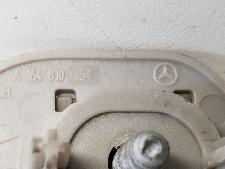 Mercedes-Benz ML W163 (1997 - 2005) A1648100354 Потолочная ручка передняя — фото 4