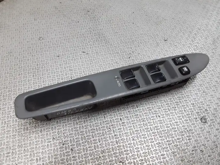 Toyota Avensis Verso (2001 - 2004) 8404044030 Блок кнопок стеклоподъемников — фото 1