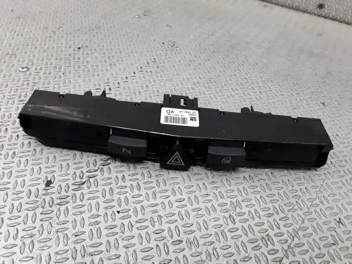Opel Astra H (2004 - 2009) 13100106 Включатель аварийных фонарей — фото 1