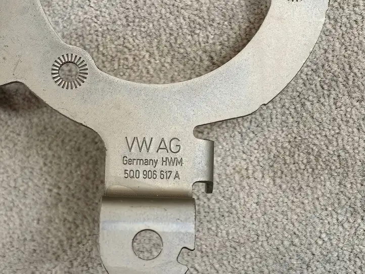 Audi A3/S3 8V (2012 - 2016)  5Q0906617A Держатель насоса вторичного воздуха