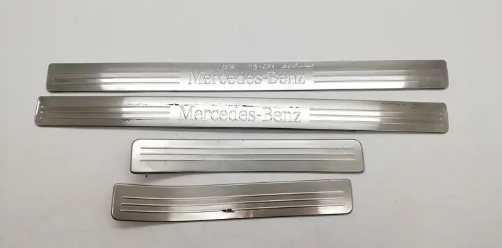 Mercedes-Benz C W204 (2007 - 2014) A2046800135 Наружная отделка заднего порога — фото 1