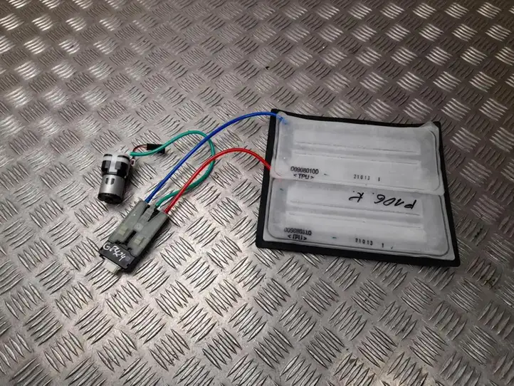 Tesla Model 3 (2017 - 2023) 111849400G Реле обогрева — фото 1
