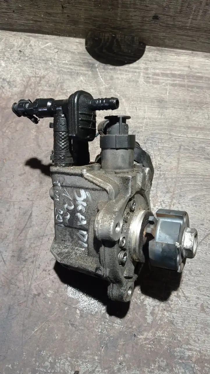 Audi A3/S3 8P (2004 - 2008) 03L130755D Топливный насос — фото 1