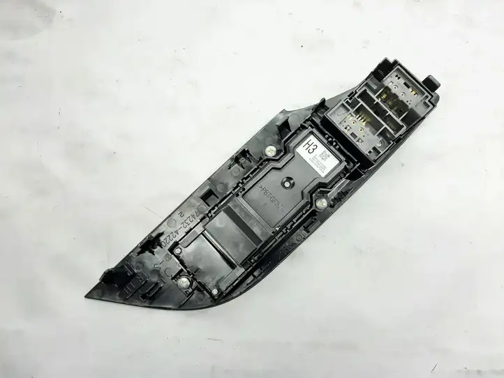 Toyota RAV 4 (XA50) 8404042030 Кнопка стеклоподъемников — фото 2