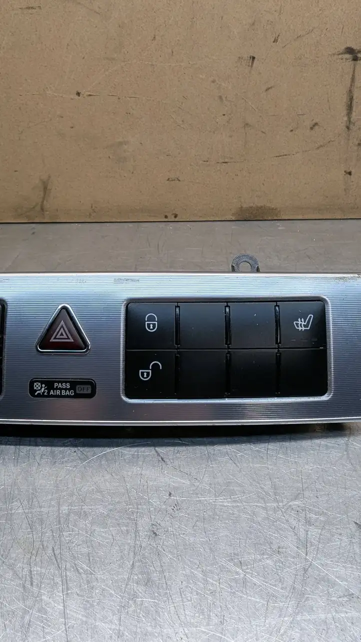 Mercedes-Benz C W203 (2000 - 2007) 2038215781 Включатель аварийных фонарей — фото 3