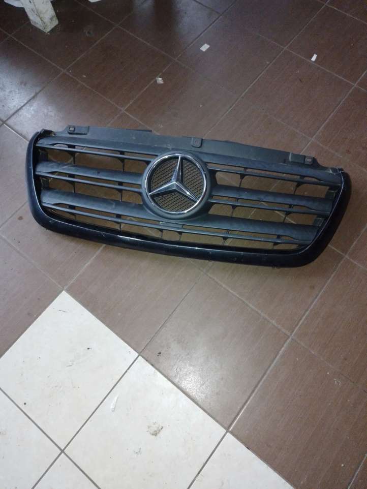Mercedes-Benz Sprinter W906 (2006 - 2018)  A9108852800 Верхняя решётка