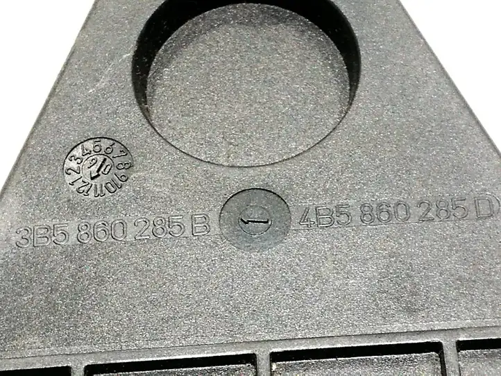 Audi A6 S6 C5 4B (2001 - 2004) 4B5860285D Держатель аварийного знака — фото 2