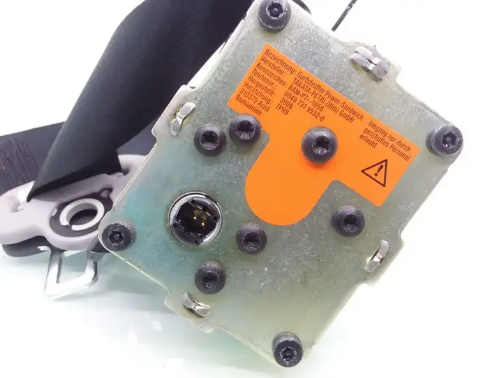 Toyota Yaris (2005 - 2009)  732200D160 Передний ремень безопасности