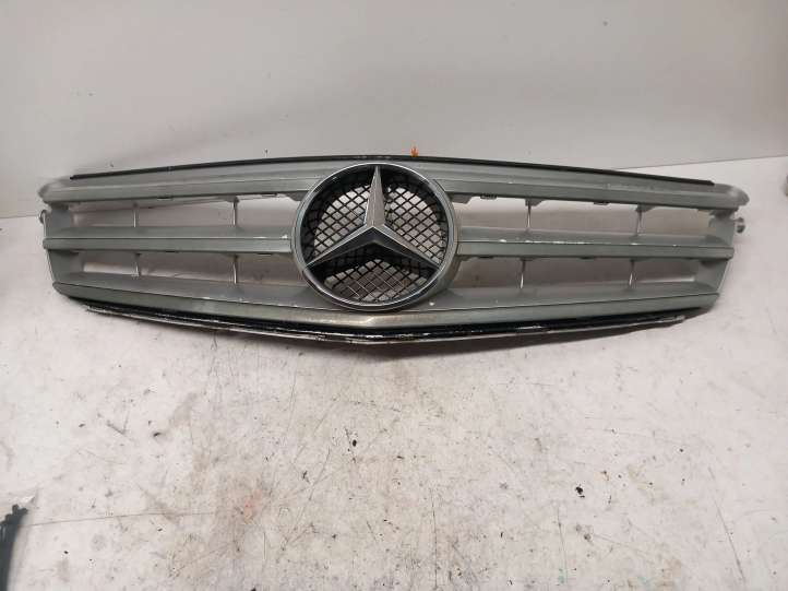 Mercedes-Benz C W204 (2007 - 2014)  2048800020 Верхняя решётка