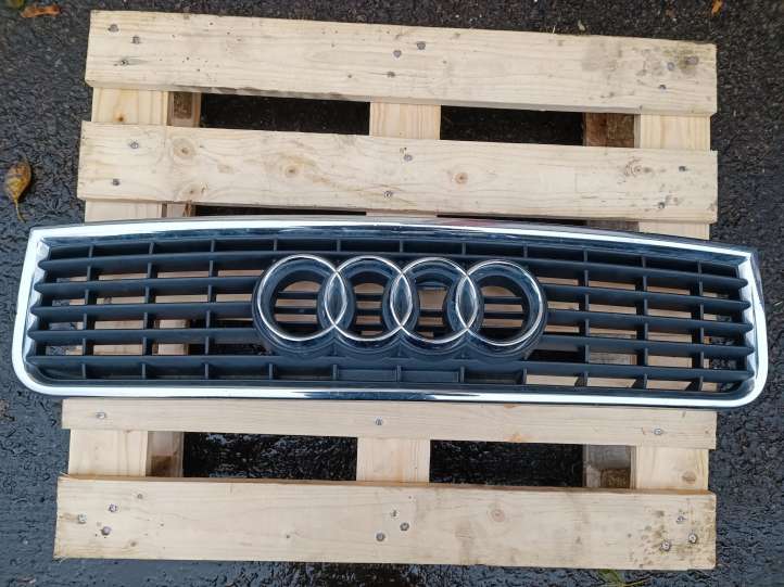 8E0853651F Audi A4 S4 B6 8E 8H Grotelės priekinės