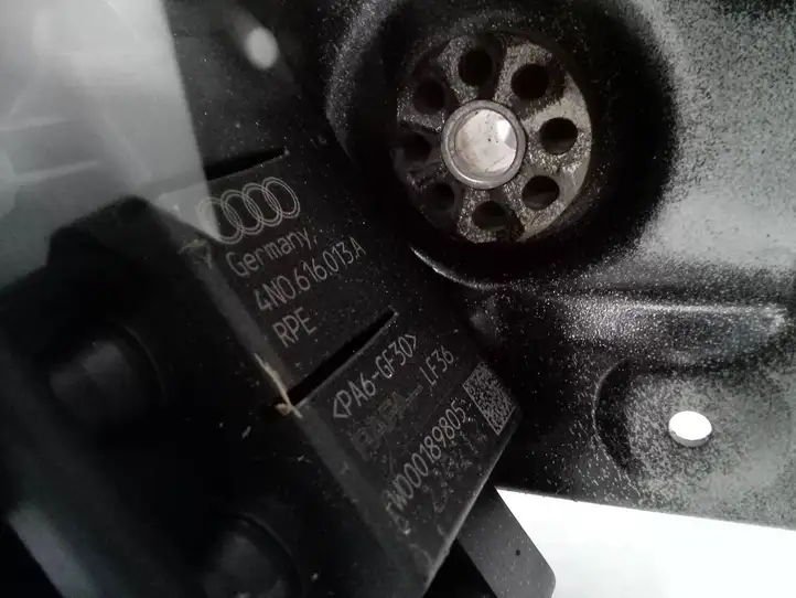 Audi e-tron (2018 - ) 4KE616006F Кронштейн пневмокомпрессора — фото 2