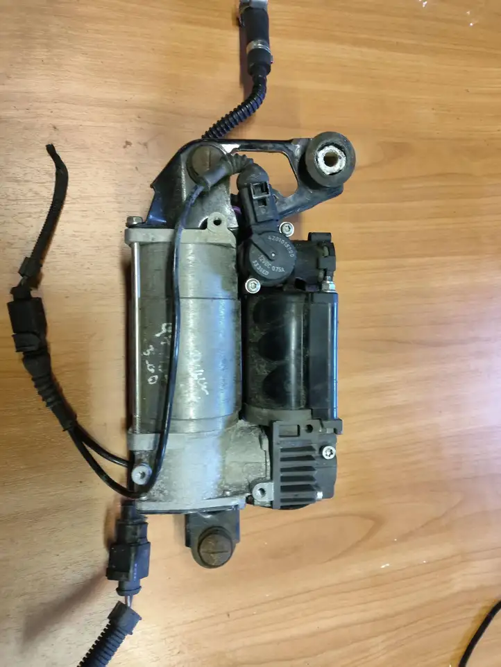 Audi Q7 4L (2005 - 2009) 7L0616879 Кронштейн пневмокомпрессора — фото 4