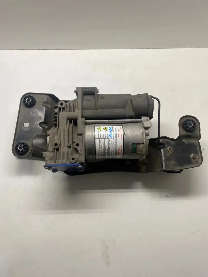 BMW X5 E70 (2006 - 2013)  6785506 Кронштейн пневматического воздушного компрессора