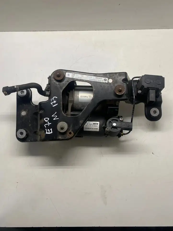 BMW X5 E70 (2006 - 2013)  6785506 Кронштейн пневматического воздушного компрессора