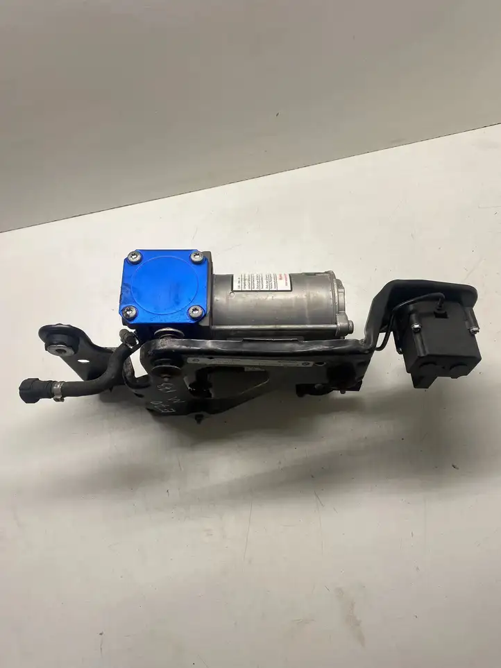 BMW X5 E70 (2006 - 2013)  6785506 Кронштейн пневматического воздушного компрессора