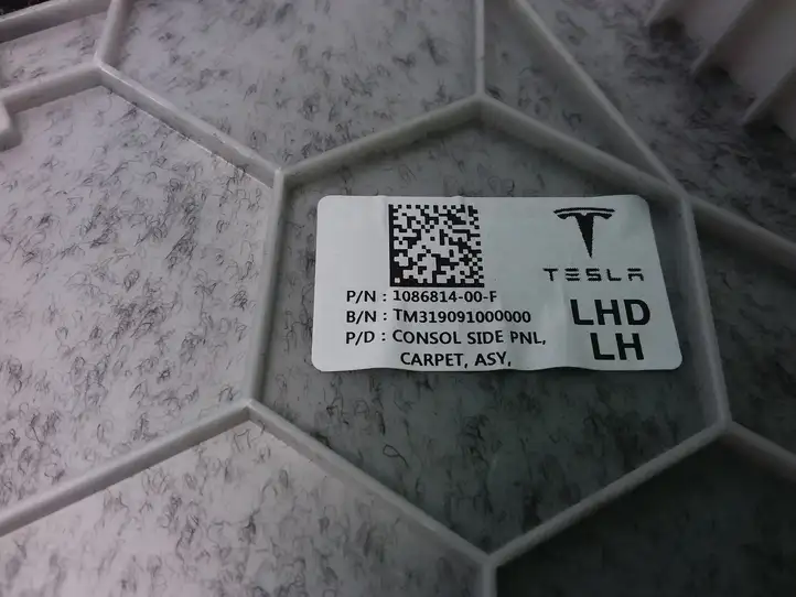 Tesla Model 3 (2017 - 2023) 108681400F Другая деталь консоли (туннеля) — фото 4