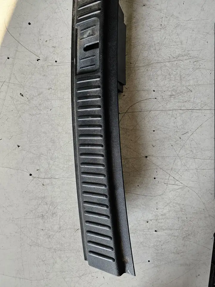 Volkswagen Touareg II (2010 - 2018)  7P0863459 Отделка порога багажника