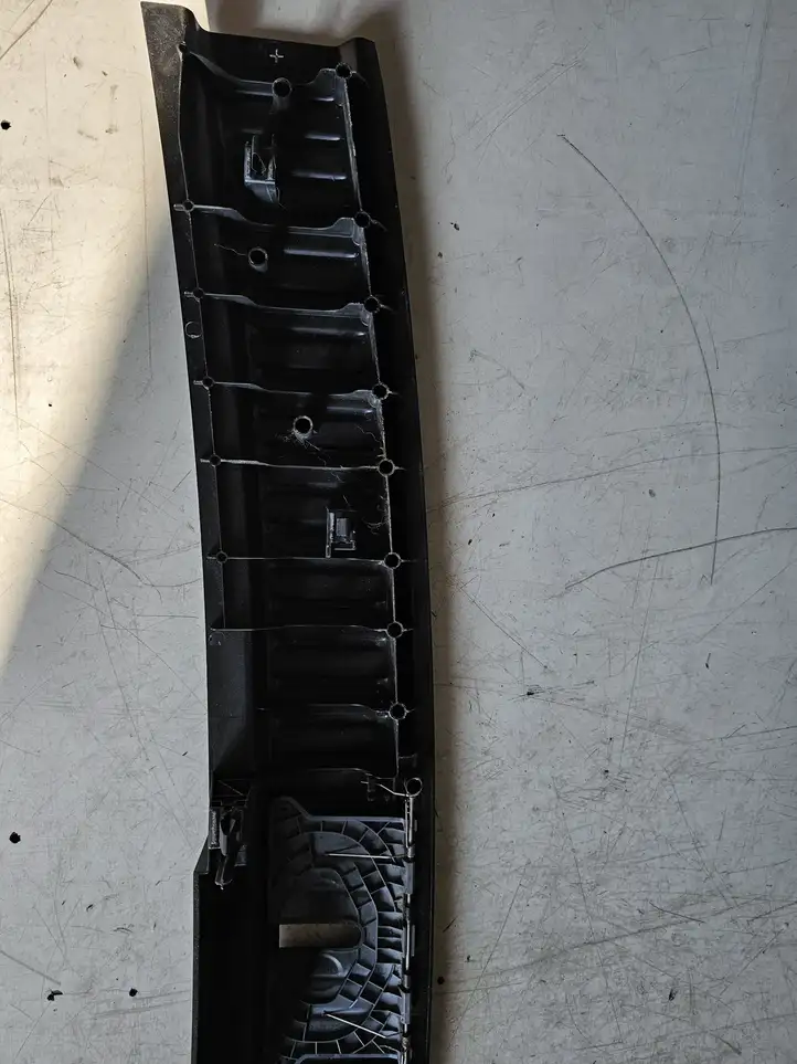 Volkswagen Touareg II (2010 - 2018)  7P0863459 Отделка порога багажника