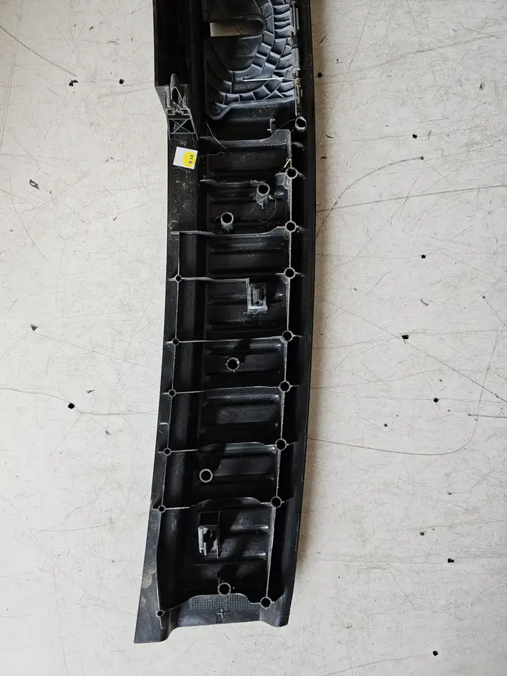 Volkswagen Touareg II (2010 - 2018)  7P0863459 Отделка порога багажника