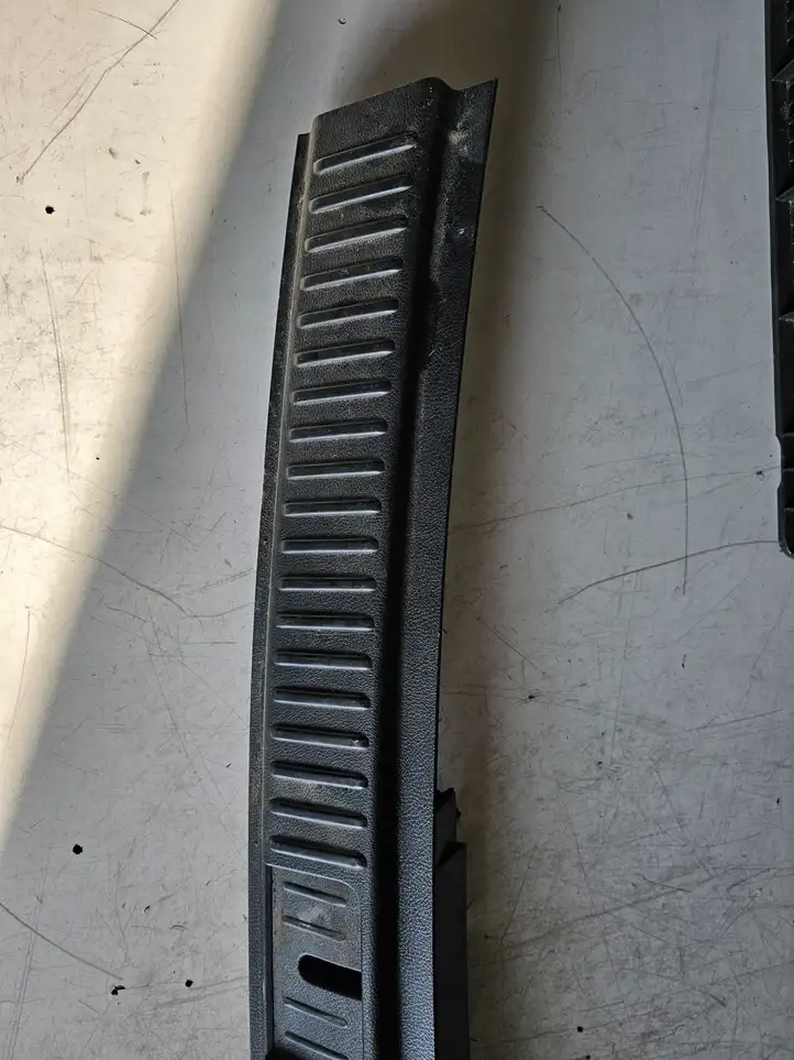Volkswagen Touareg II (2010 - 2018)  7P0863459 Отделка порога багажника