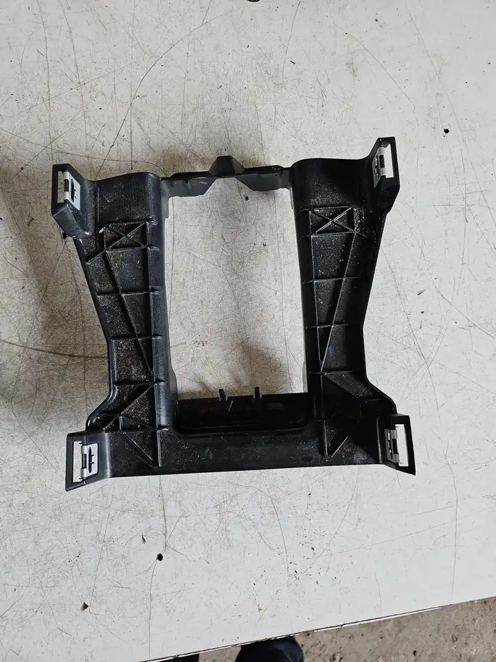 Volkswagen Touareg II (2010 - 2018)  7P6863233 Другая центральная деталь консоли (туннеля)