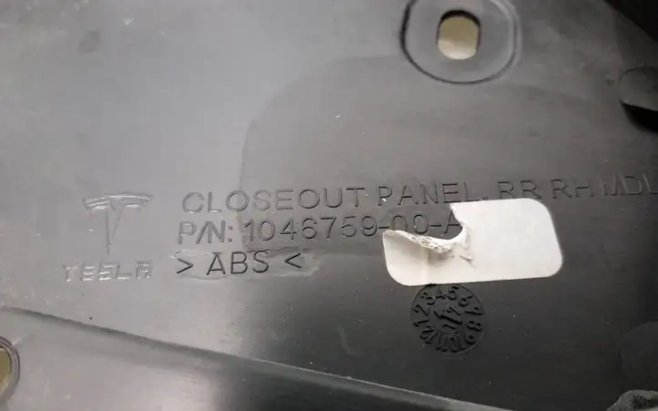 Tesla Model X (2015 - 2021)  104675900A Другая деталь отделки задний дверей