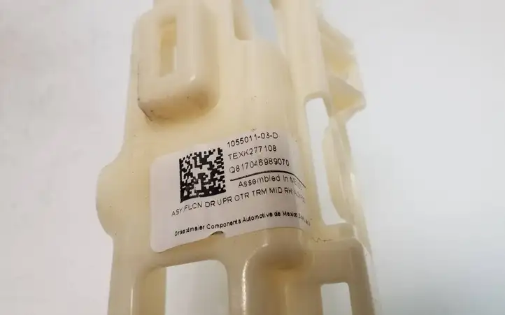 Tesla Model X (2015 - 2021) 105501103D Прочая отделка задней двери — фото 4