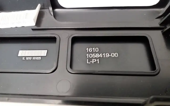 Tesla Model X (2015 - 2021) 105841900 Прочая отделка задней двери — фото 7