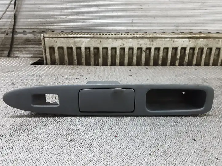 Toyota Avensis Verso (2001 - 2004) Накладка кнопки стеклоподъемника — фото 1