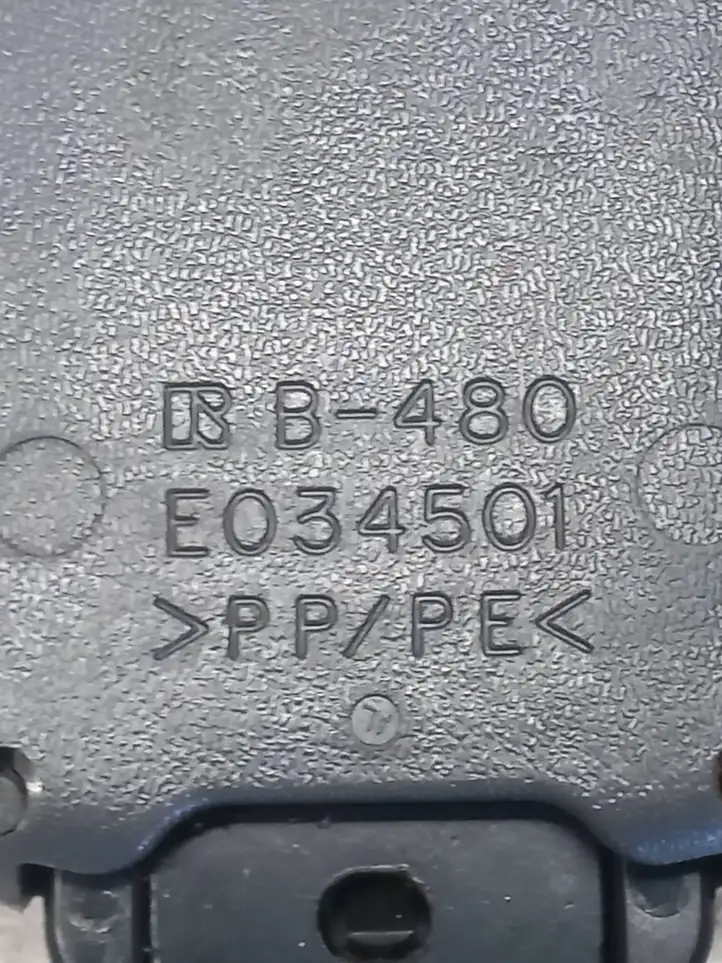 Toyota Prius (XW30) (2009 - 2015) E034501 Замок переднего ремня — фото 3
