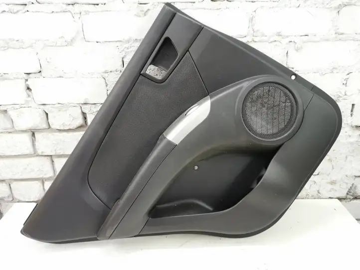 Kia Sportage (2004 - 2008)  P833701F000 Обшивка задней двери