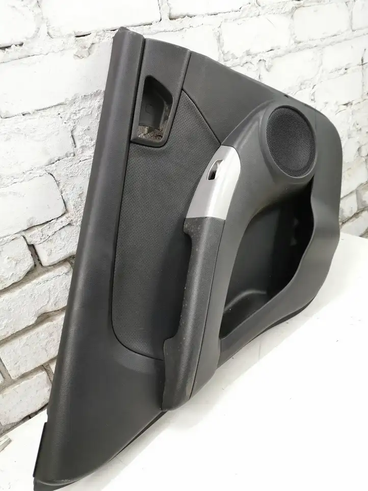 Kia Sportage (2004 - 2008)  P833701F000 Обшивка задней двери