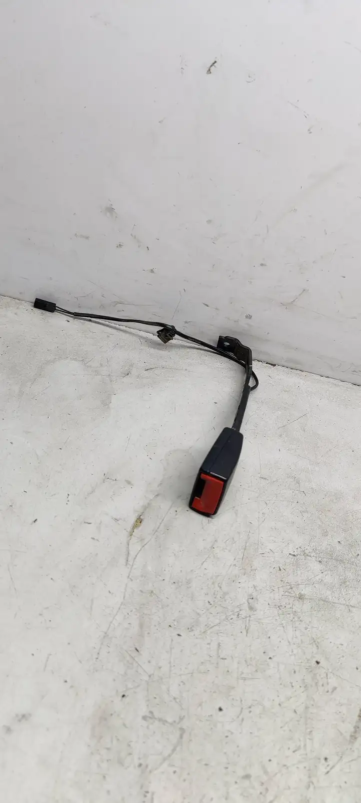 Volkswagen PASSAT B6 (2005 - 2010)  C528 Замок переднего ремня