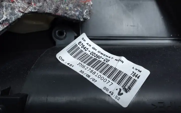Toyota Yaris (2005 - 2009) 676400D390C0 Обшивка задней двери — фото 2