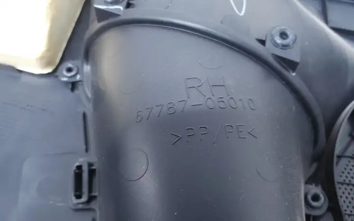 Toyota Avensis T270 (2009 - 2012)  6778705010 Обшивка задней двери