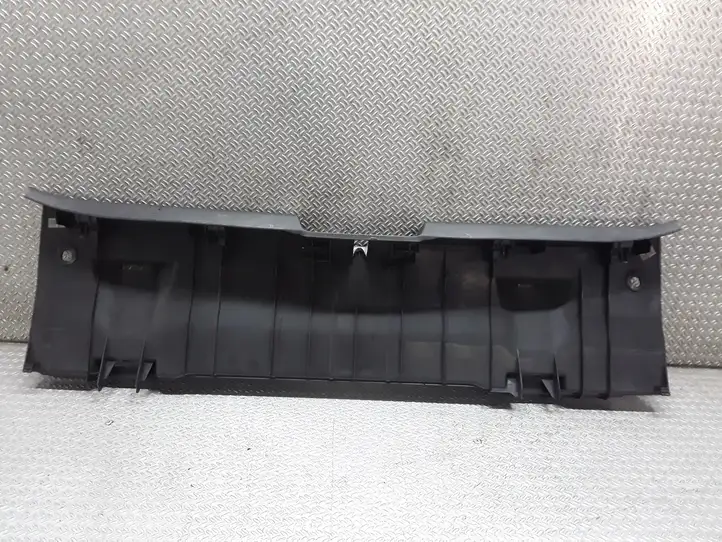 Toyota Yaris (2005 - 2009) Отделка порога багажника — фото 2
