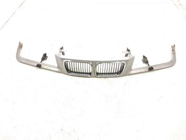 51.13-8195094 BMW 3 E36 Grotelės priekinės