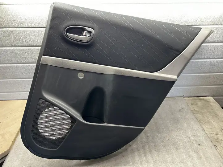 Toyota Yaris (2005 - 2009) 686300D40000 Обшивка задней двери — фото 1