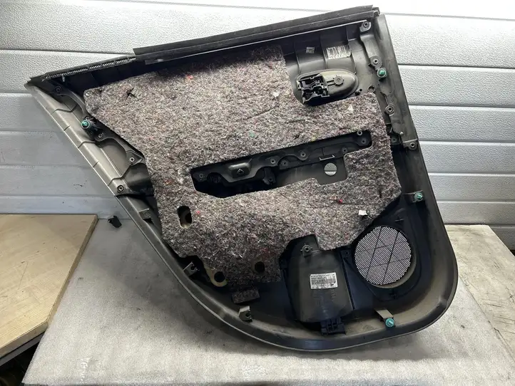 Toyota Yaris (2005 - 2009) 686300D40000 Обшивка задней двери — фото 2