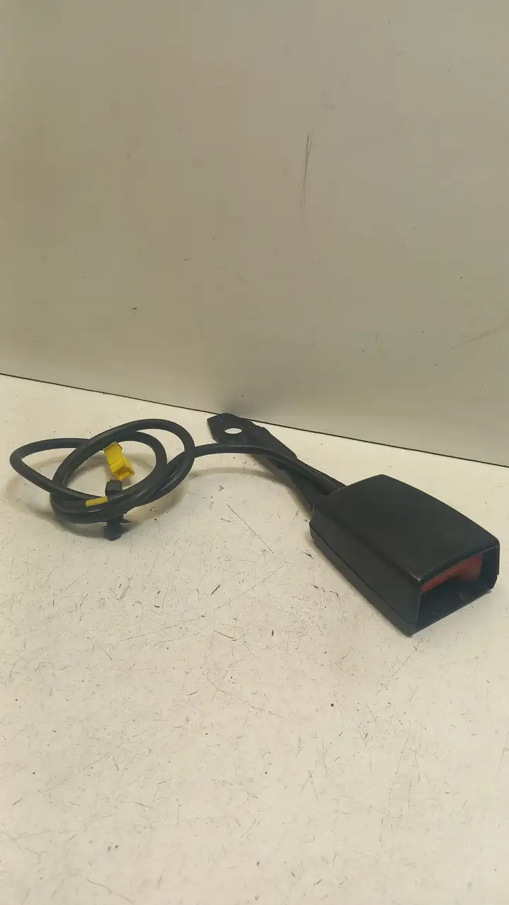Mercedes-Benz C W203 (2000 - 2007) A2038600169 Замок переднего ремня — фото 1