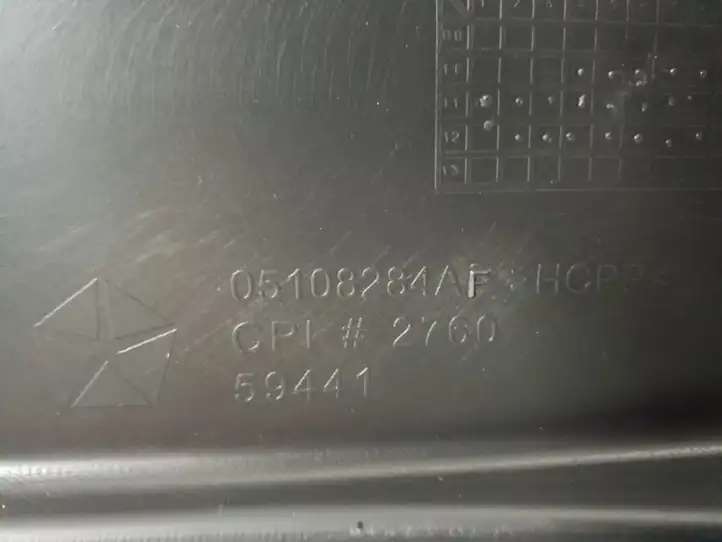 Jeep Grand Cherokee (2010 - 2021) 05108284AF Прочая отделка багажника — фото 2